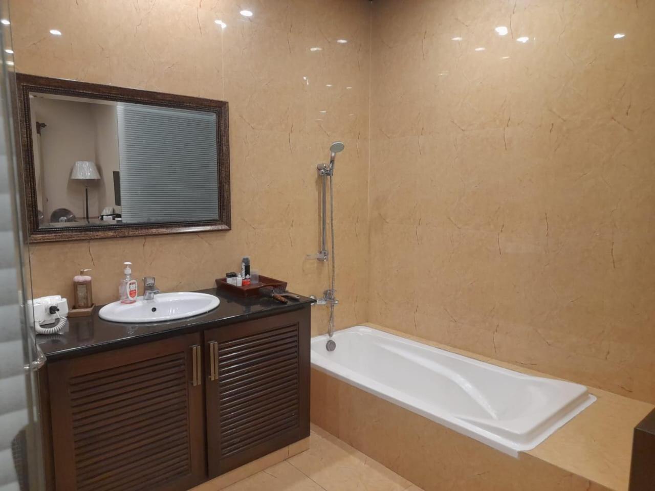 Grand Regent Hotel And Suites Φαϊσαλάμπαντ Εξωτερικό φωτογραφία