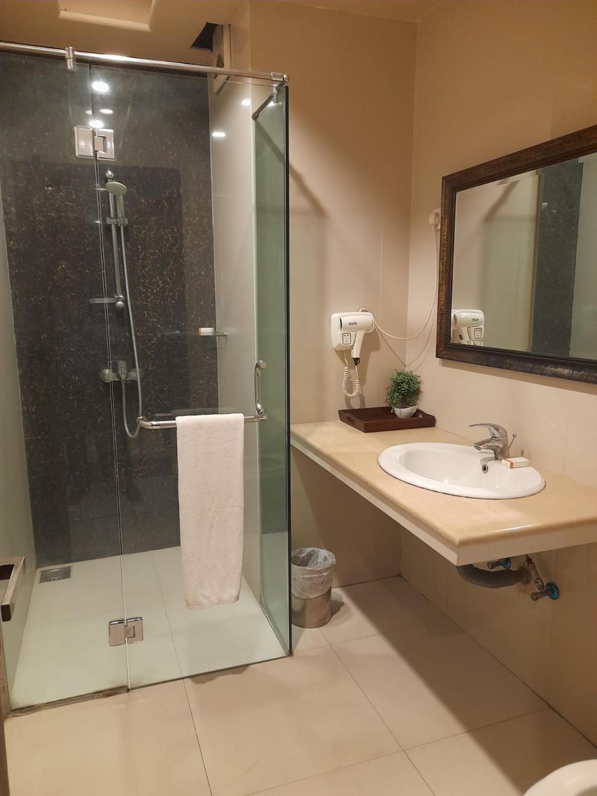 Grand Regent Hotel And Suites Φαϊσαλάμπαντ Εξωτερικό φωτογραφία