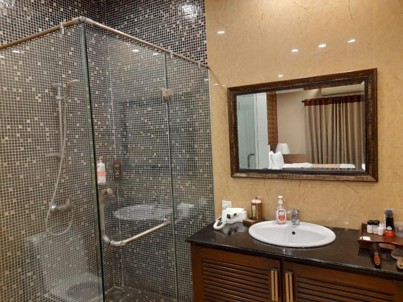 Grand Regent Hotel And Suites Φαϊσαλάμπαντ Εξωτερικό φωτογραφία