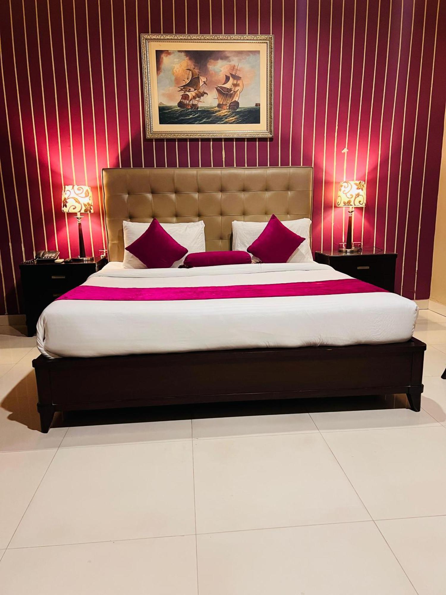 Grand Regent Hotel And Suites Φαϊσαλάμπαντ Εξωτερικό φωτογραφία