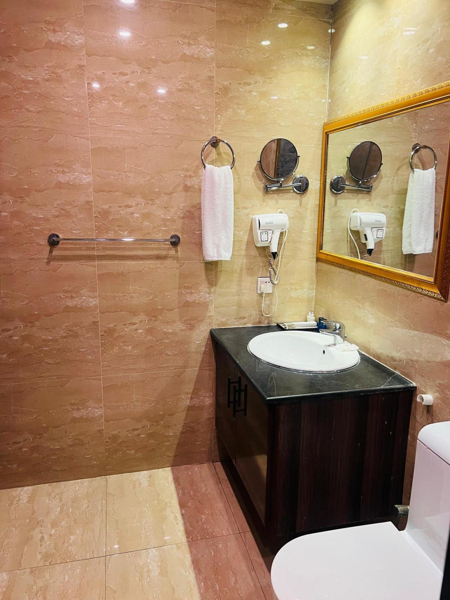 Grand Regent Hotel And Suites Φαϊσαλάμπαντ Εξωτερικό φωτογραφία