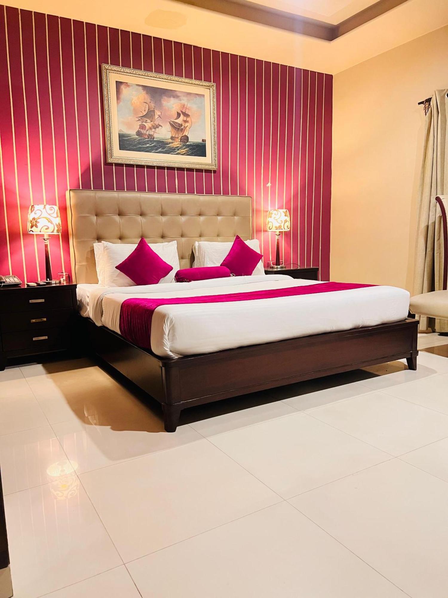 Grand Regent Hotel And Suites Φαϊσαλάμπαντ Εξωτερικό φωτογραφία